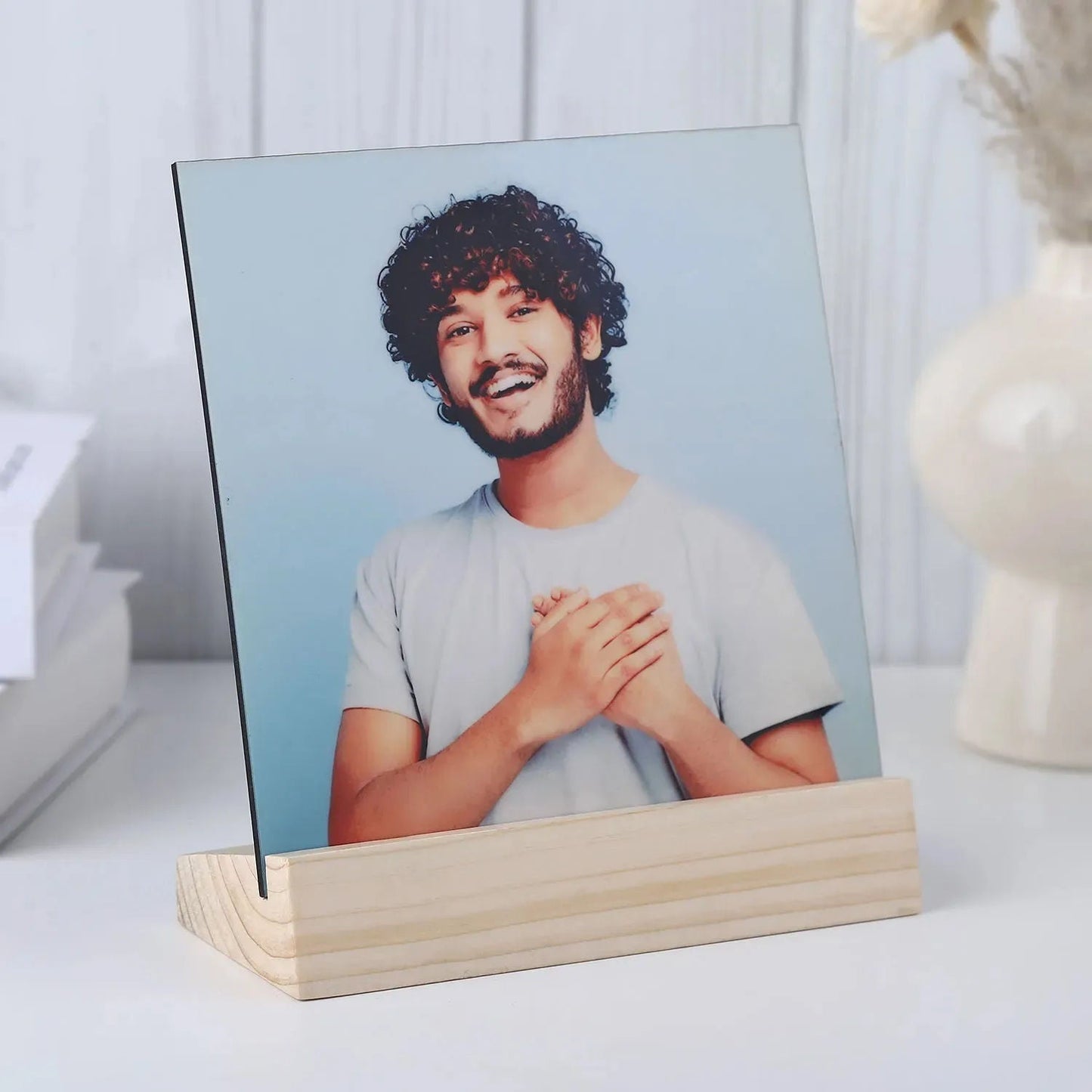 https://cdn.shopify.com/s/files/1/0911/8544/7211/files/perfect-picture-personalised-frame_1.jpg