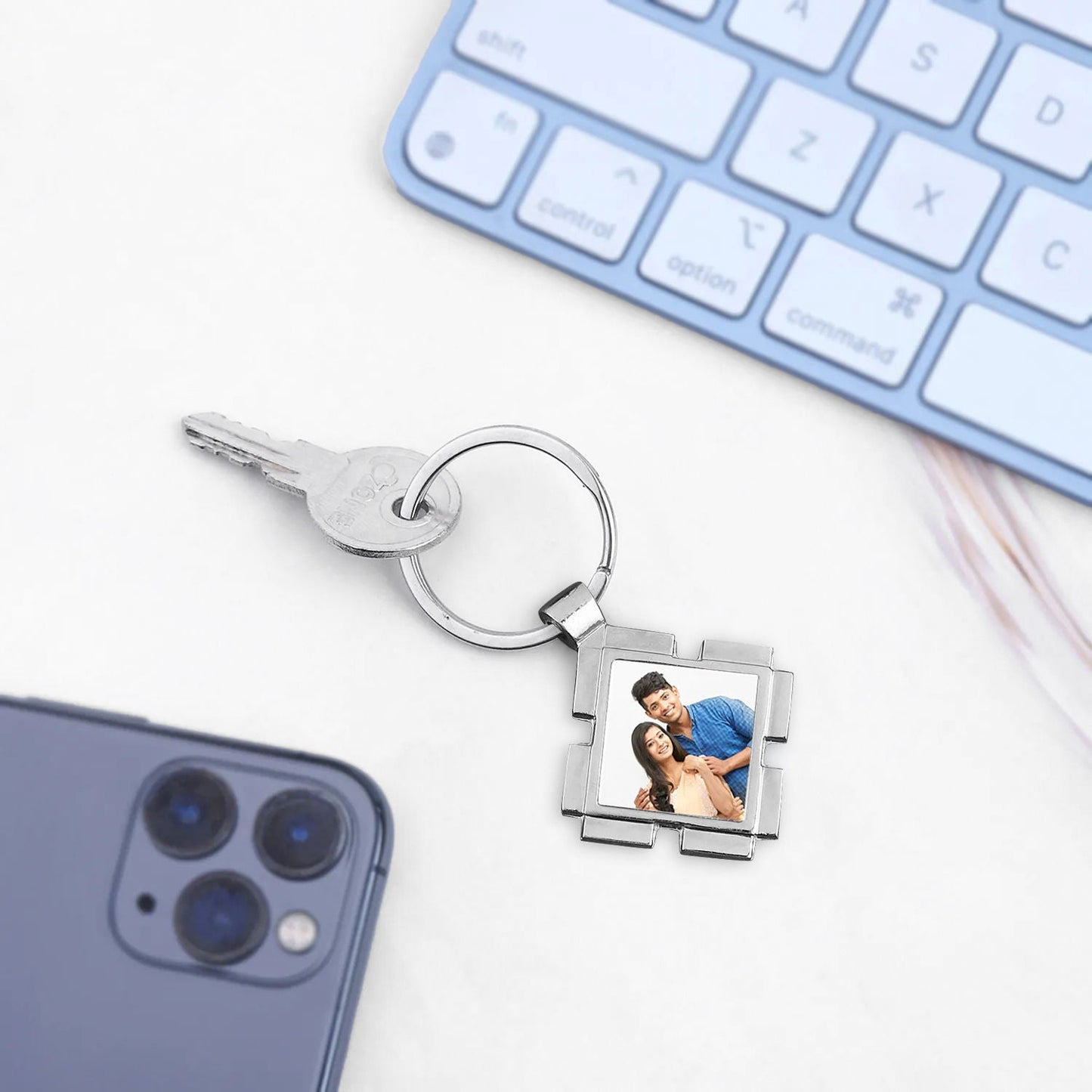https://cdn.shopify.com/s/files/1/0911/8544/7211/files/personalised-image-keyring_1.jpg