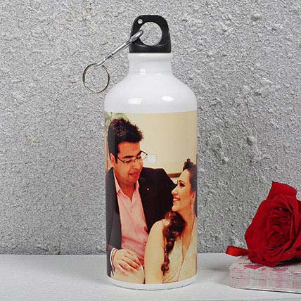 https://cdn.shopify.com/s/files/1/0911/8544/7211/files/personalised-bottle-hand-delivery_1.jpg