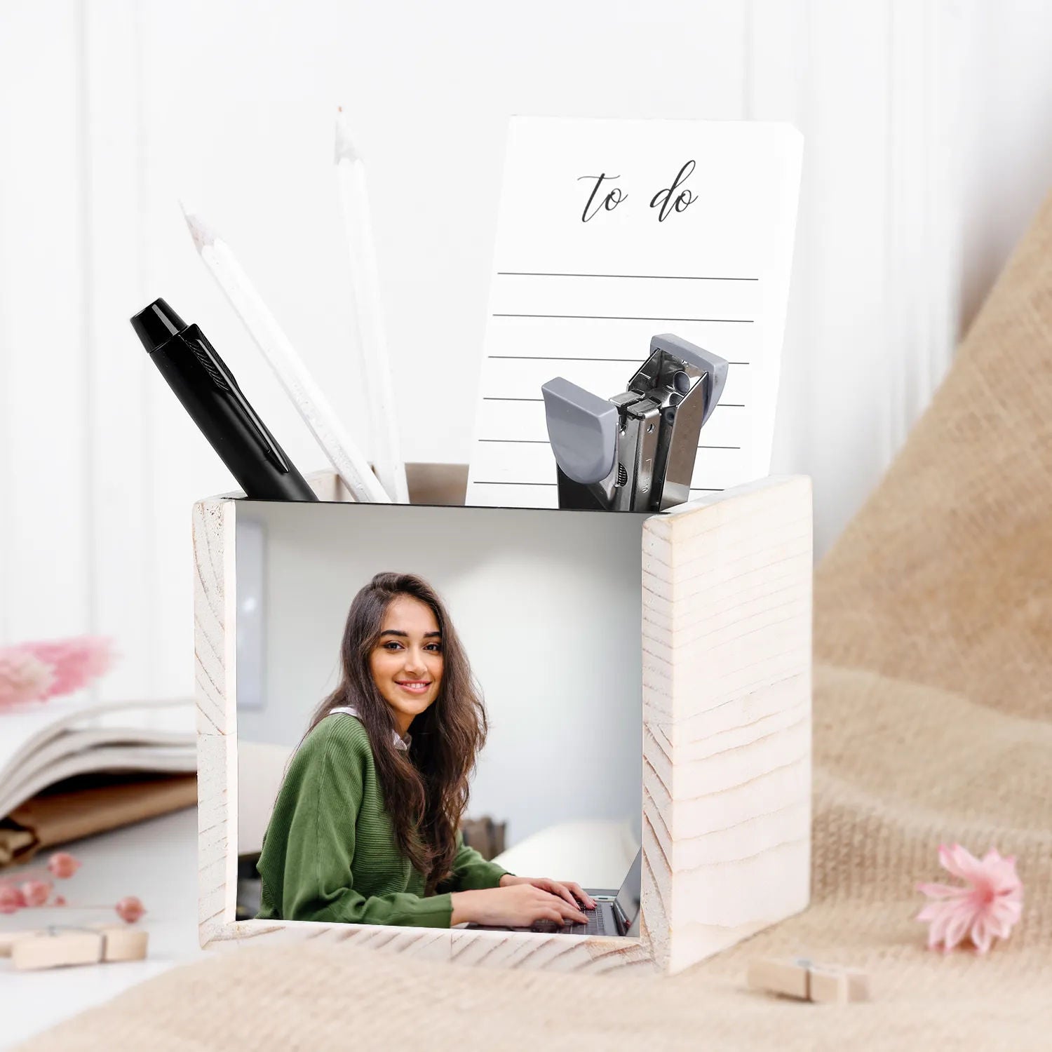 https://cdn.shopify.com/s/files/1/0911/8544/7211/files/personalised-pen-holder-gift_1.jpg