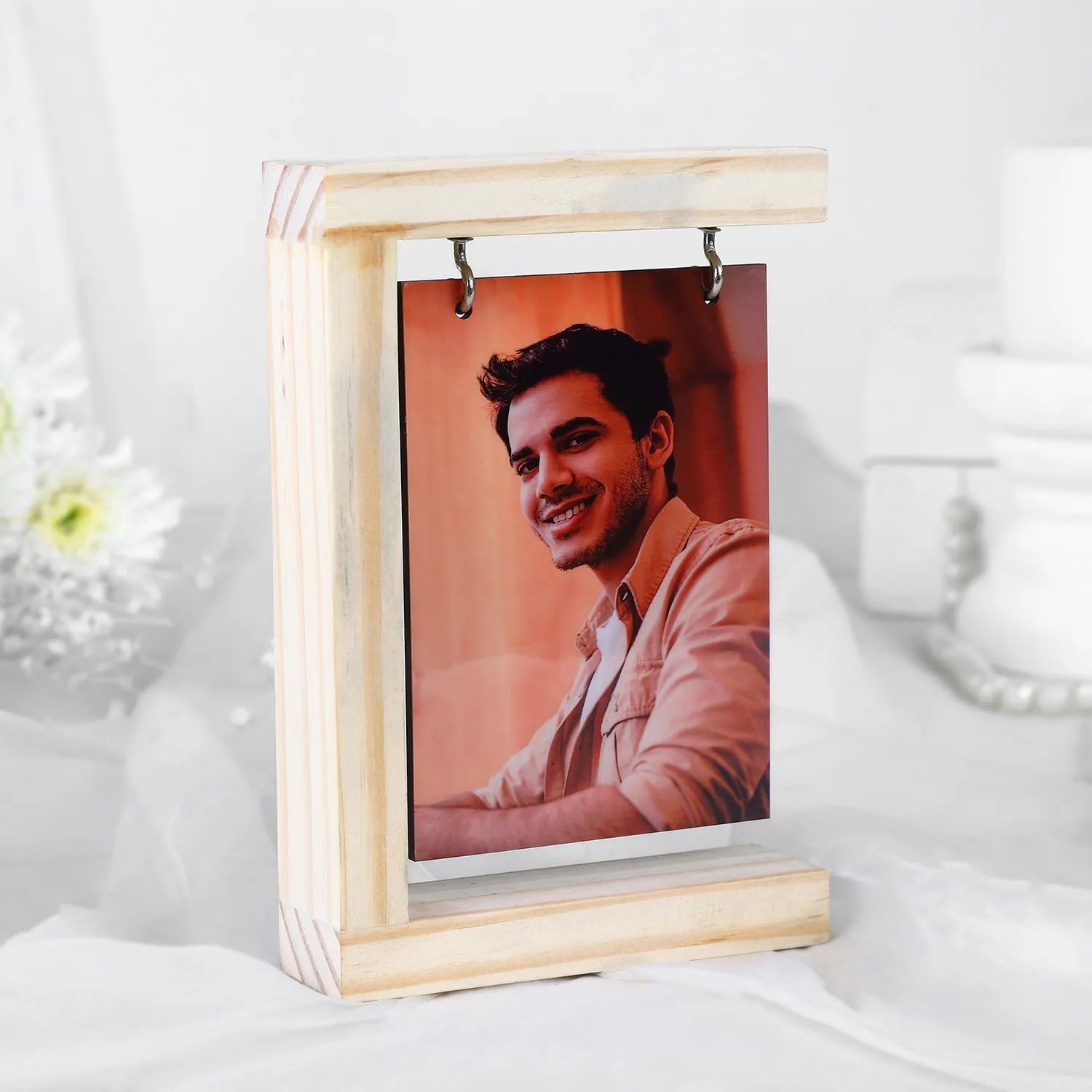 https://cdn.shopify.com/s/files/1/0911/8544/7211/files/personalized-hanging-photo-display_1.jpg