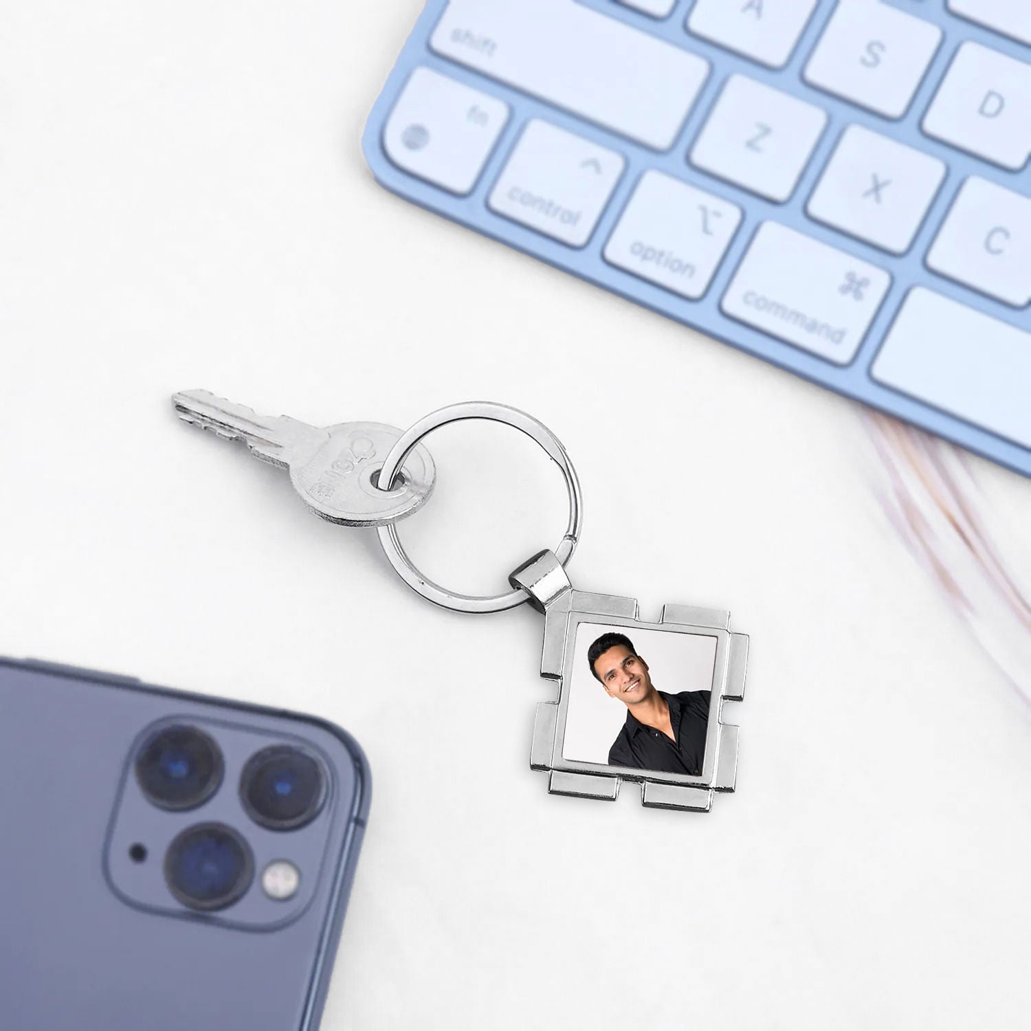 https://cdn.shopify.com/s/files/1/0911/8544/7211/files/photo-keepsake-keyring_1.jpg